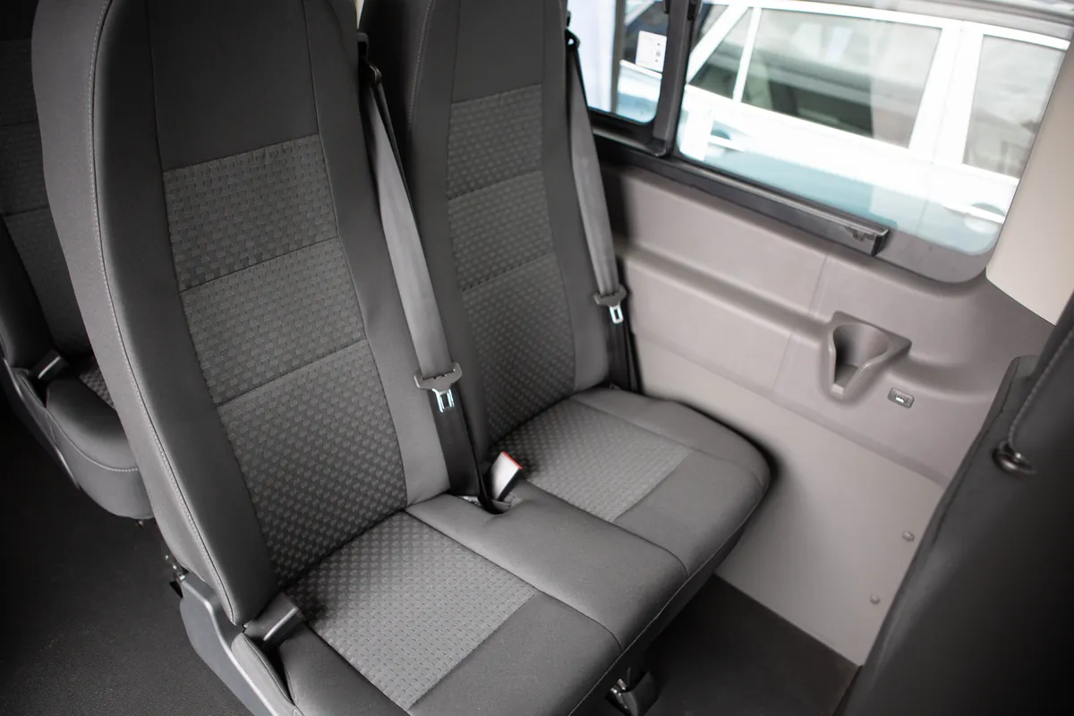 Asiento doble con cinturones de seguridad