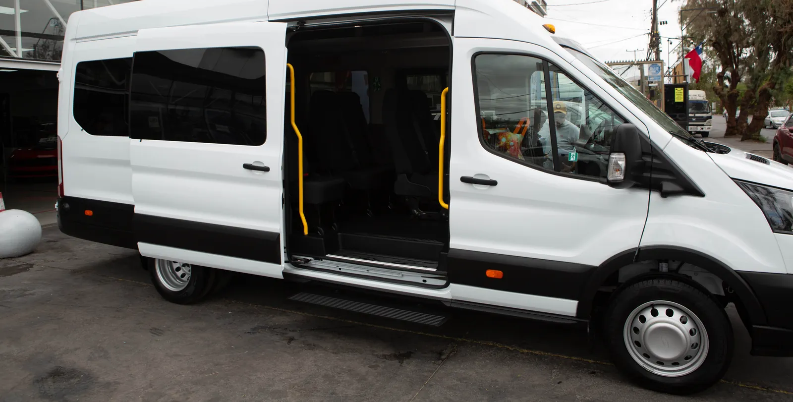 Ford Transit Bus 17+1 blanca de Klauza con la puerta corredera abierta